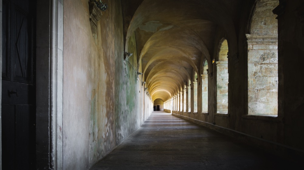 Long et ancien couloir du grand cloitre