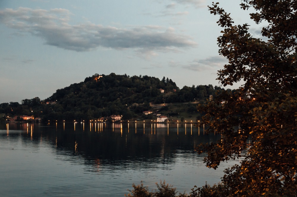 Nuit tombante sur le lac